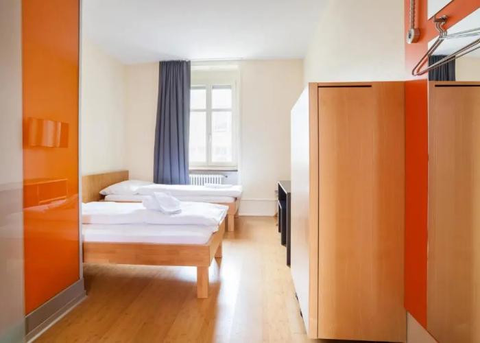 easyHotel Basel City - contactless self check-in