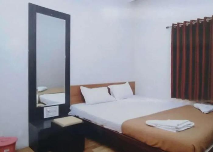 Rajhuns Deluxe Lodging