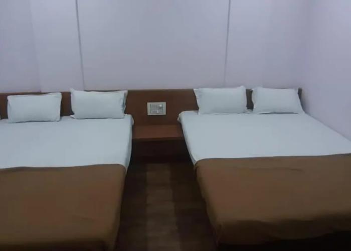 Rajhuns Deluxe Lodging
