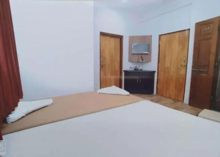 Rajhuns Deluxe Lodging