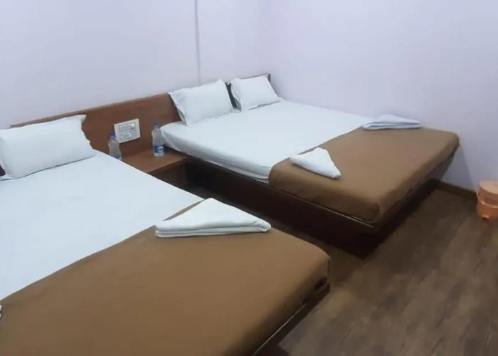 Rajhuns Deluxe Lodging