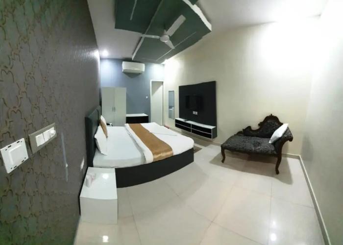 Hotel Mandakini Lush