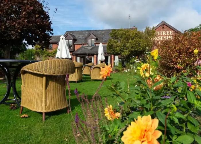 The Three Horseshoes - Inn