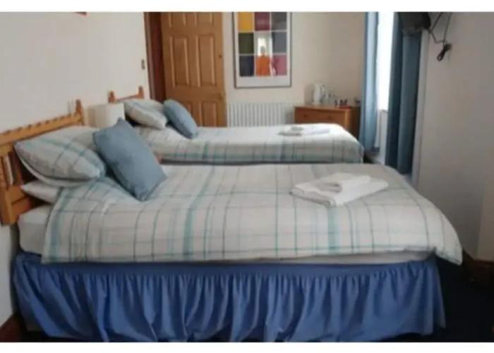 The Three Horseshoes - Inn