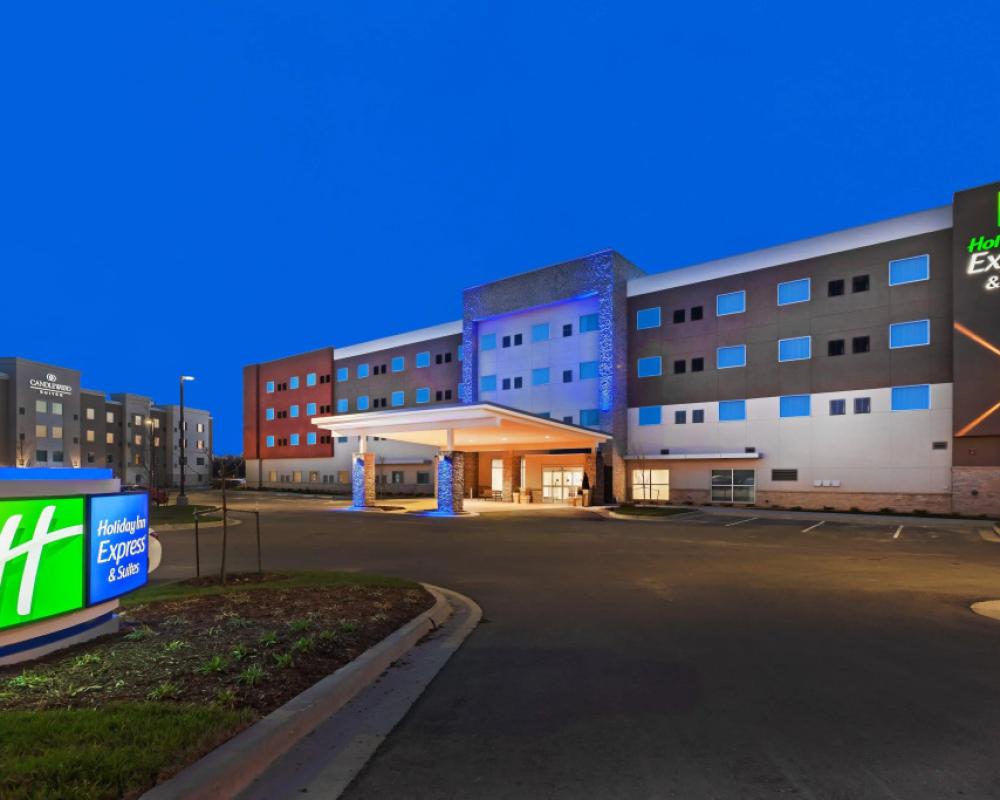 Holiday Inn Express & Suites Lenexa - Overland Park Area by IHG