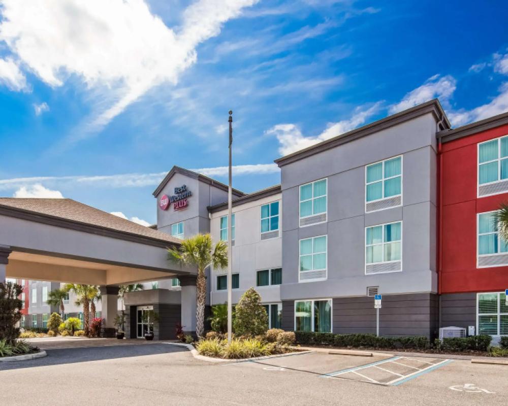 Best Western Plus Chain of Lakes Inn & Suites