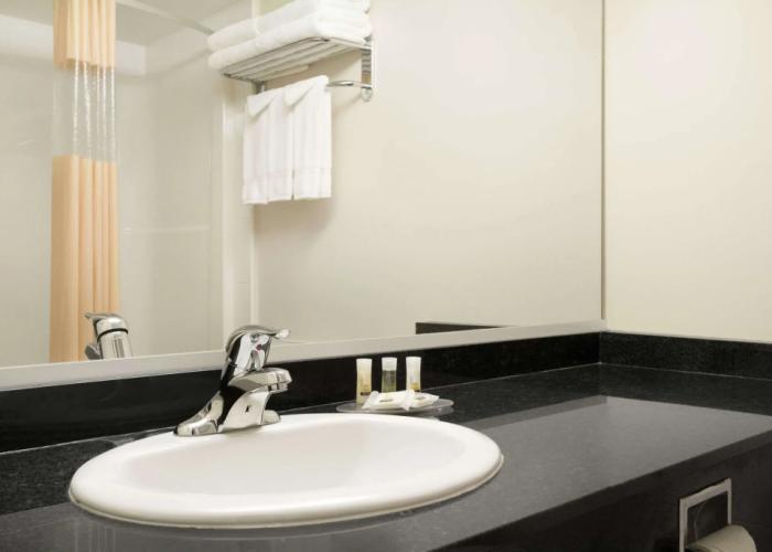 Days Inn & Suites by Wyndham Langley