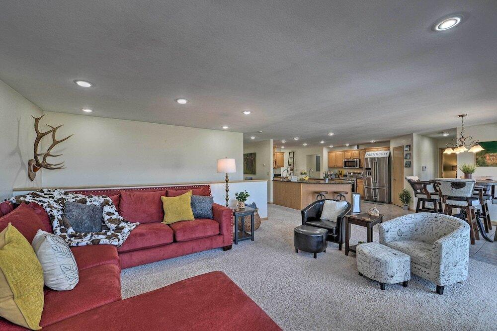 Outdoor Enthusiasts' Retreat w/ Hot Tub, Deck