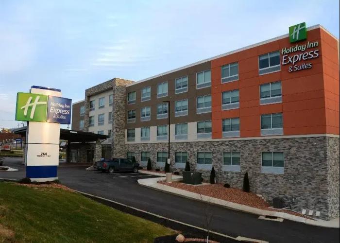 Holiday Inn Express and Suites Pittsburgh - Monroe