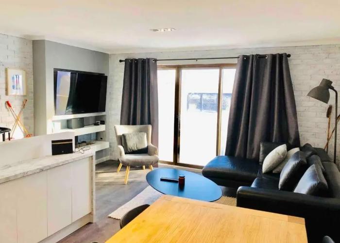 Hotham 3 Bedroom Apt - 24 Lawlers