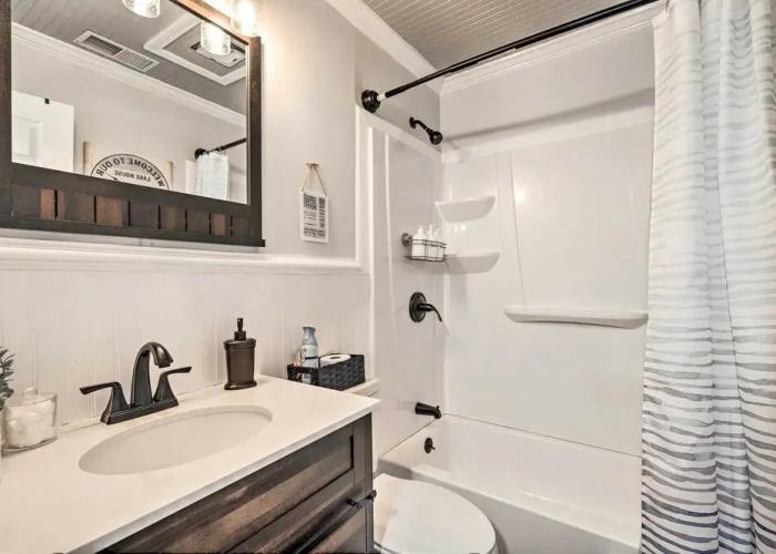 Waterfront Gem on Lake Sinclair With Boat Dock!