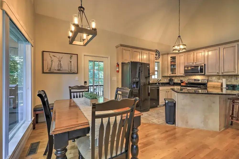 фото Waterfront Eatonton Escape w/ Private Hot Tub!