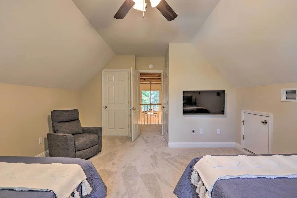 фото Waterfront Eatonton Escape w/ Private Hot Tub!