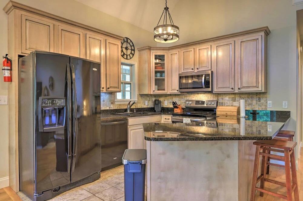 фото Waterfront Eatonton Escape w/ Private Hot Tub!