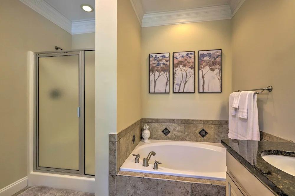 фото Waterfront Eatonton Escape w/ Private Hot Tub!