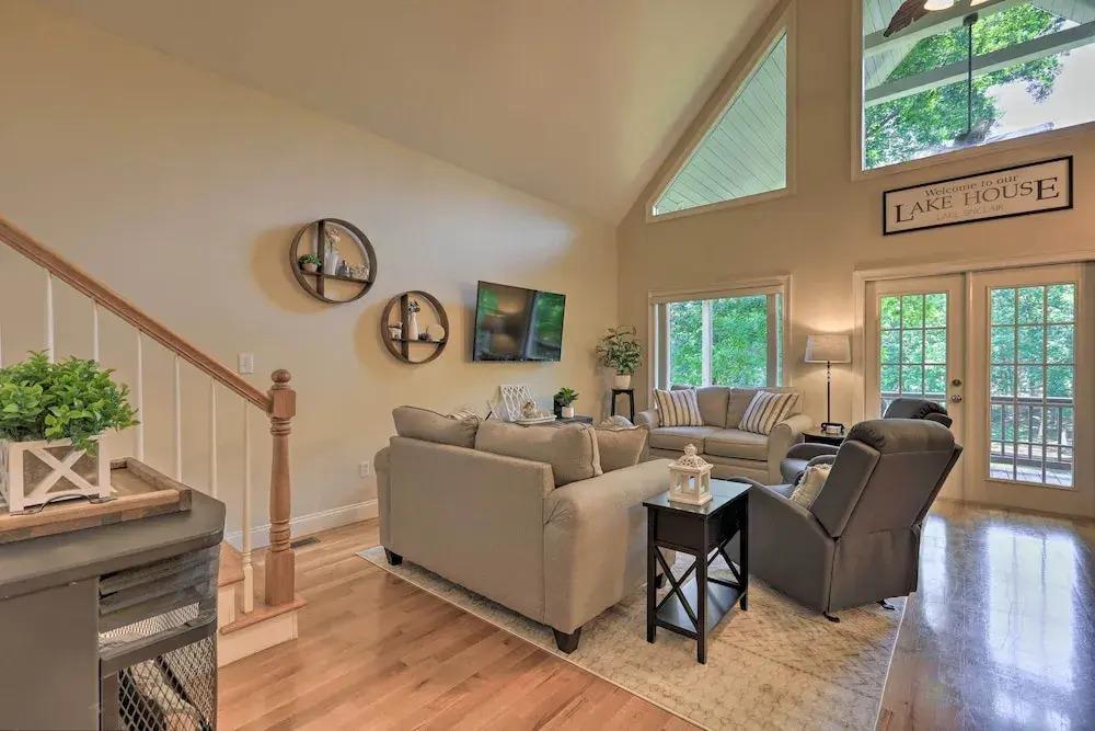 фото Waterfront Eatonton Escape w/ Private Hot Tub!