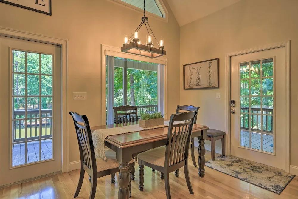 фото Waterfront Eatonton Escape w/ Private Hot Tub!