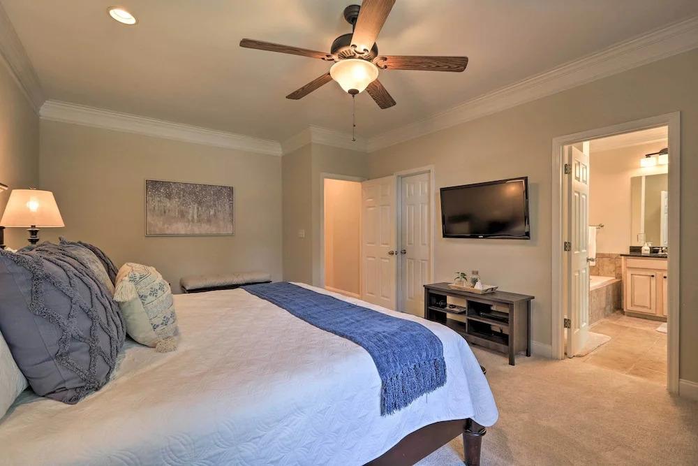 фото Waterfront Eatonton Escape w/ Private Hot Tub!