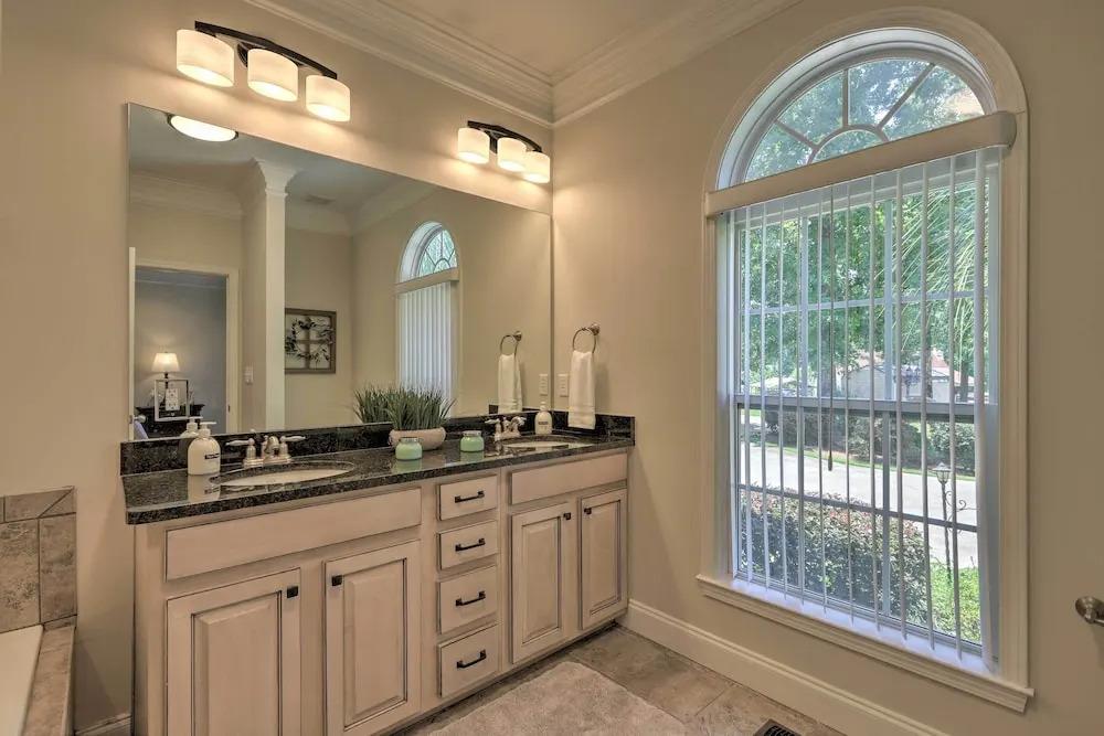 фото Waterfront Eatonton Escape w/ Private Hot Tub!