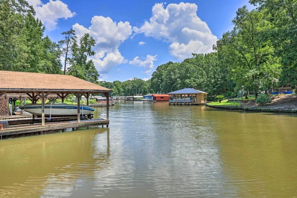 фото Waterfront Eatonton Escape w/ Private Hot Tub!