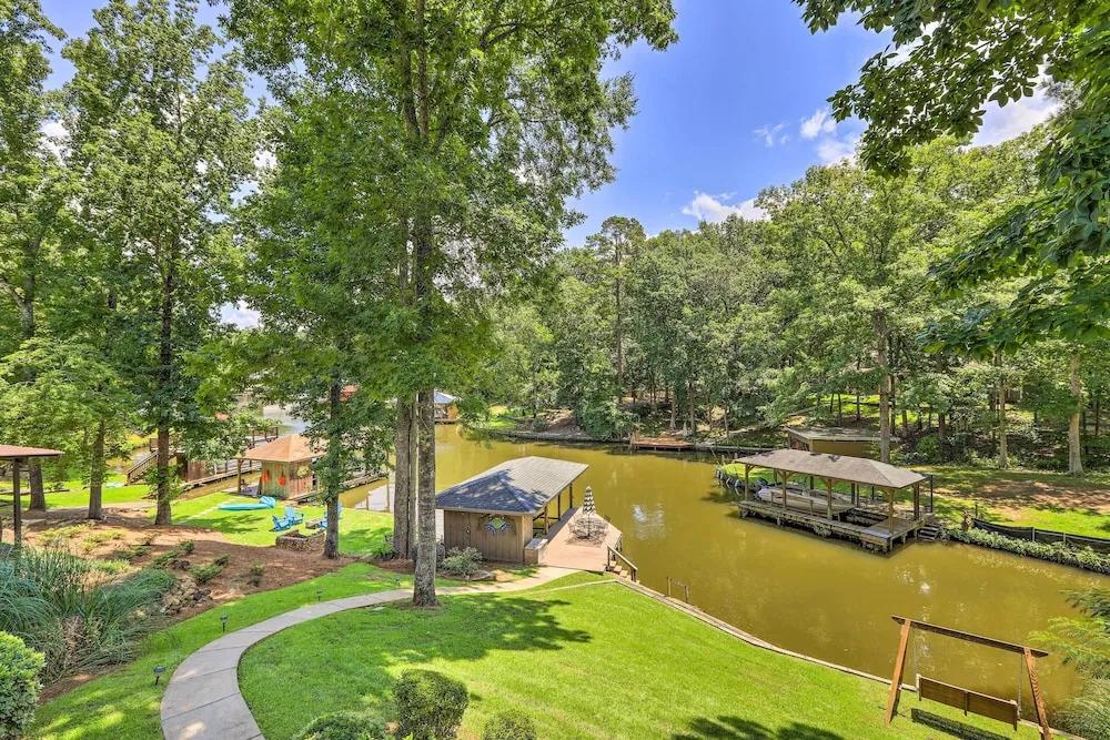 фото Waterfront Eatonton Escape w/ Private Hot Tub!