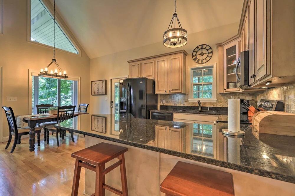 фото Waterfront Eatonton Escape w/ Private Hot Tub!