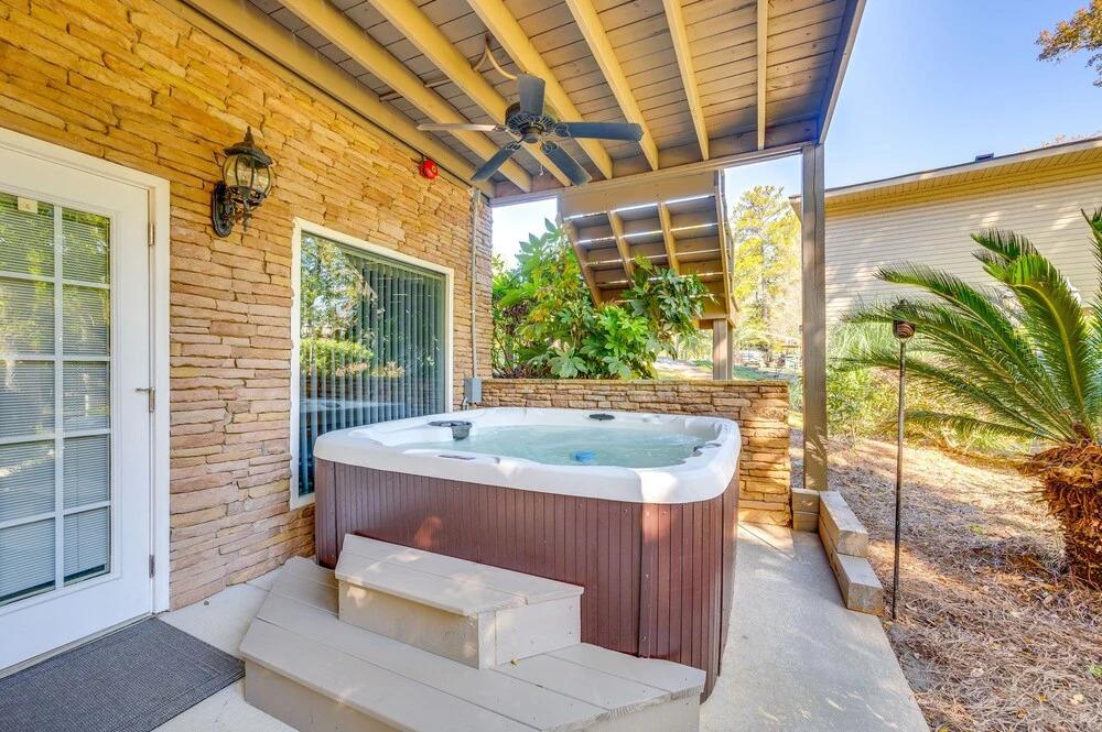 фото Waterfront Eatonton Escape w/ Private Hot Tub!