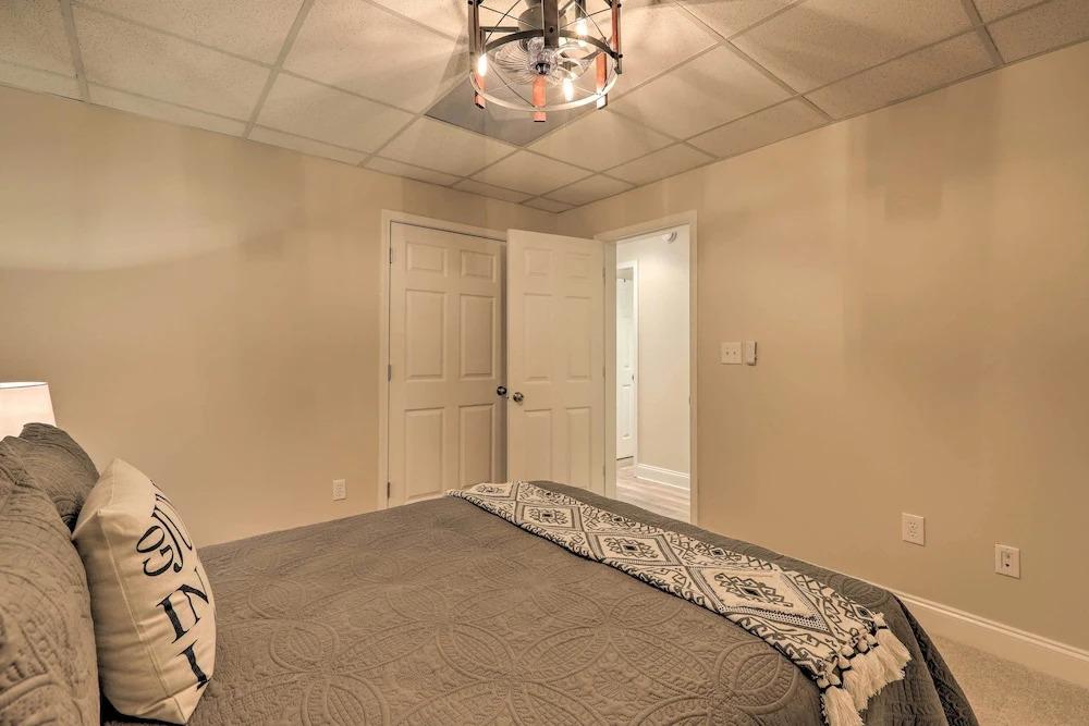 фото Waterfront Eatonton Escape w/ Private Hot Tub!