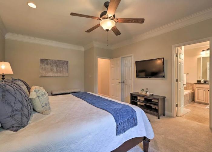 Waterfront Eatonton Escape w/ Private Hot Tub!