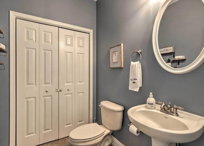 Waterfront Eatonton Escape w/ Private Hot Tub!