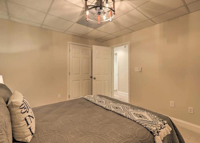 Waterfront Eatonton Escape w/ Private Hot Tub!