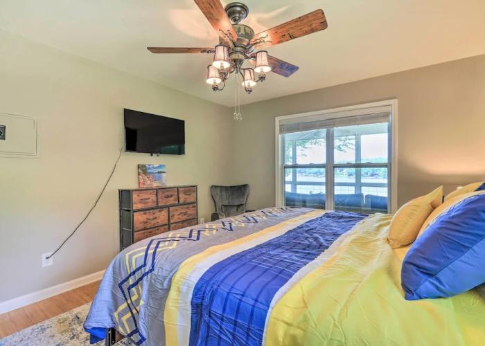 Lakefront Eatonton Getaway w/ Dock & Grill!