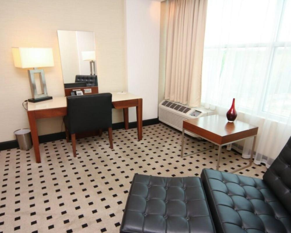 Delta Hotels by Marriott Milwaukee Northwest