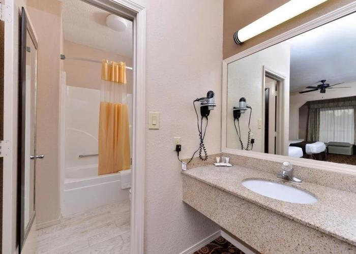 Mockingbird Inn & Suites