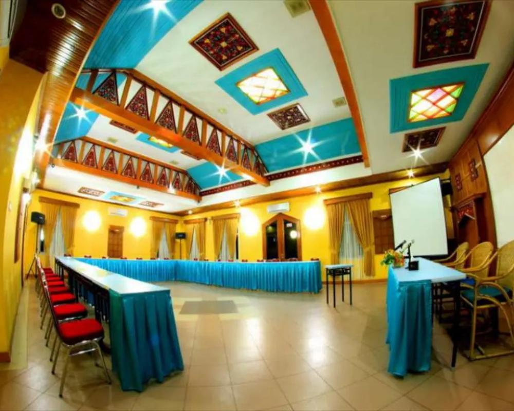фото Kharisma Hotel