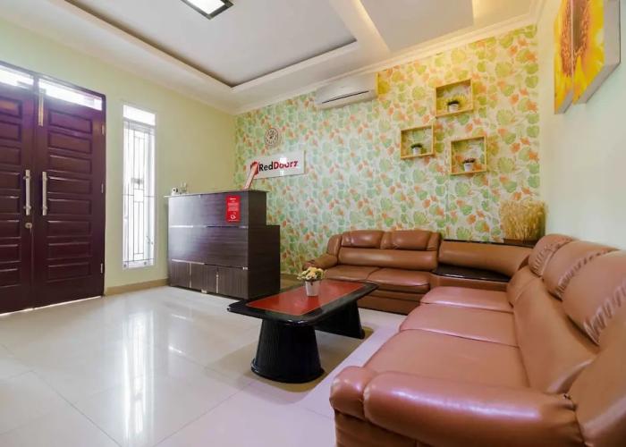 RedDoorz Syariah near Jam Gadang Bukittinggi 2