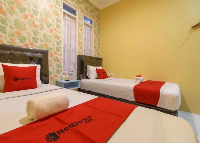 RedDoorz Syariah near Jam Gadang Bukittinggi 2