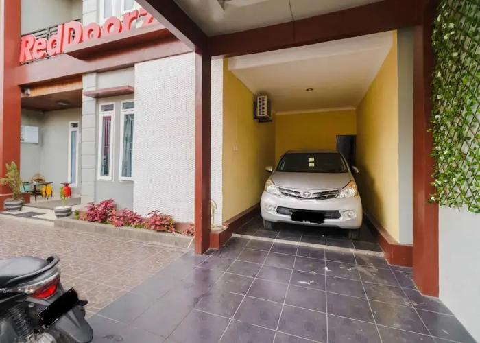 RedDoorz Syariah near Jam Gadang Bukittinggi 2