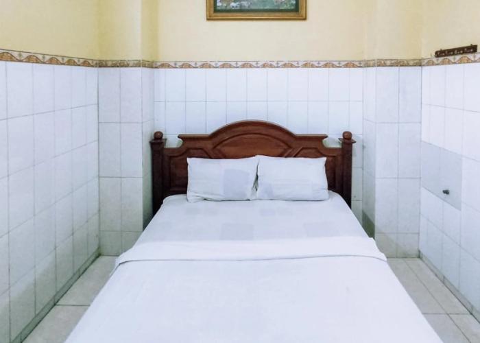 Hotel Shinta 1 near Stasiun Kertosono
