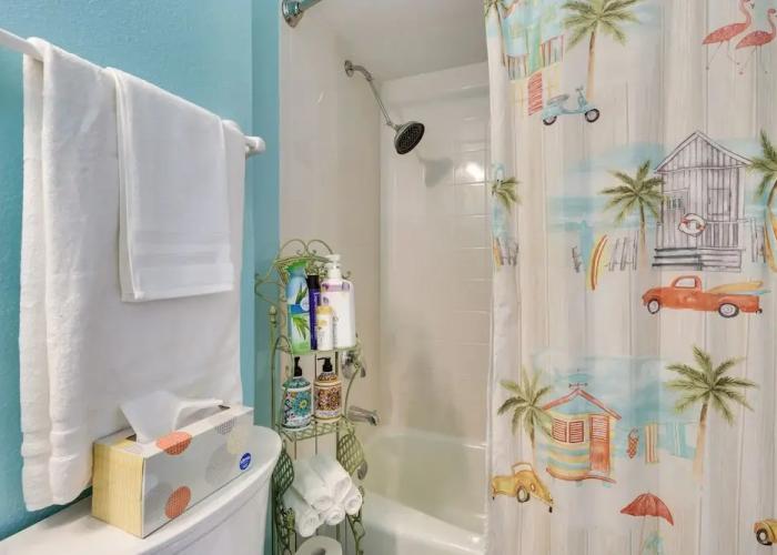 Mount Dora Tropical Escape: Steps to Lake Gertrude