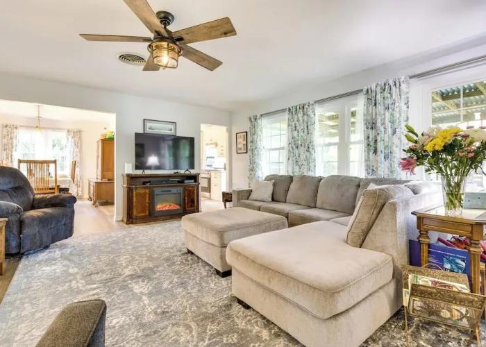 Mount Dora Tropical Escape: Steps to Lake Gertrude