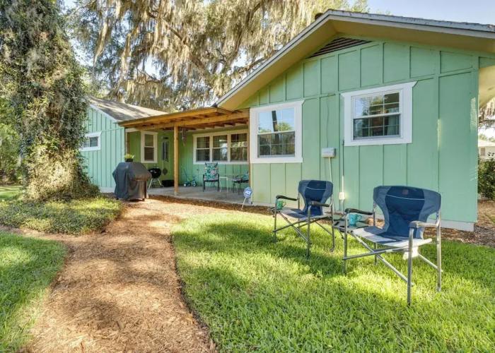 Mount Dora Tropical Escape: Steps to Lake Gertrude