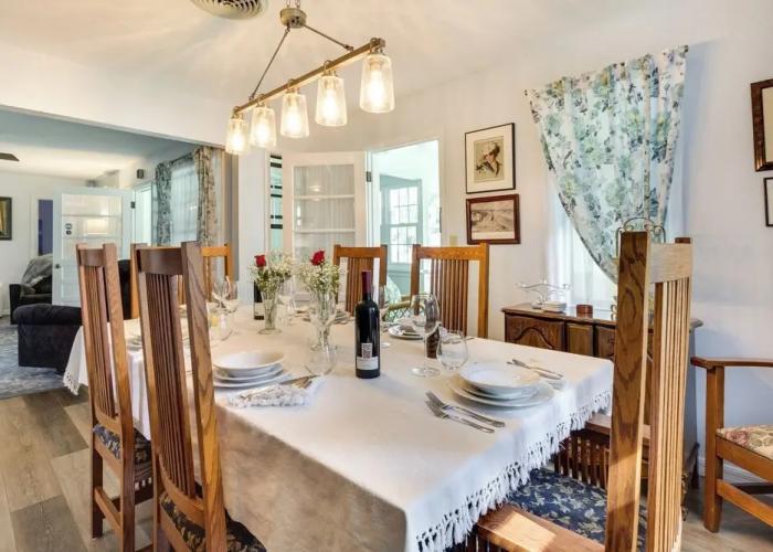 Mount Dora Tropical Escape: Steps to Lake Gertrude