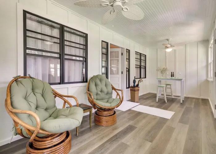 Mount Dora Tropical Escape: Steps to Lake Gertrude