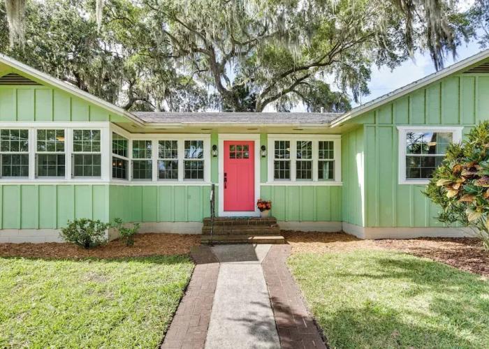 Mount Dora Tropical Escape: Steps to Lake Gertrude