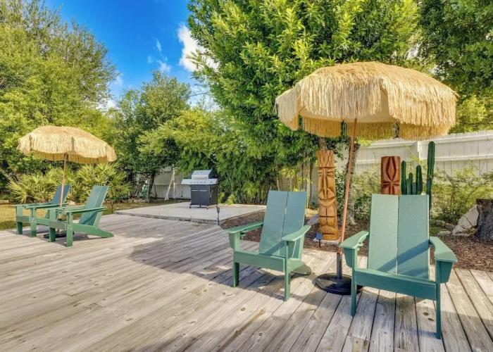 Mount Dora Home: Private Pool, Spa & Tropical Bar!