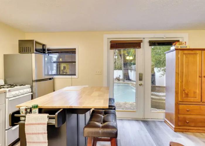 Mt Dora Couple's Retreat w/ Shared Pool!