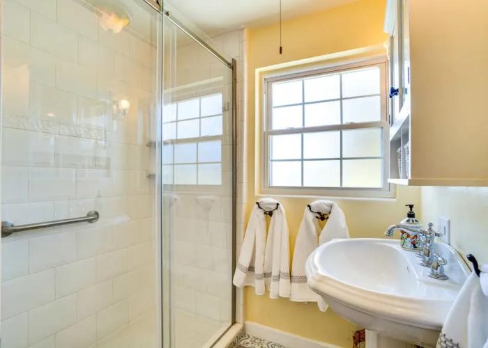 Vintage Mount Dora Cottage w/ Screened Porch!