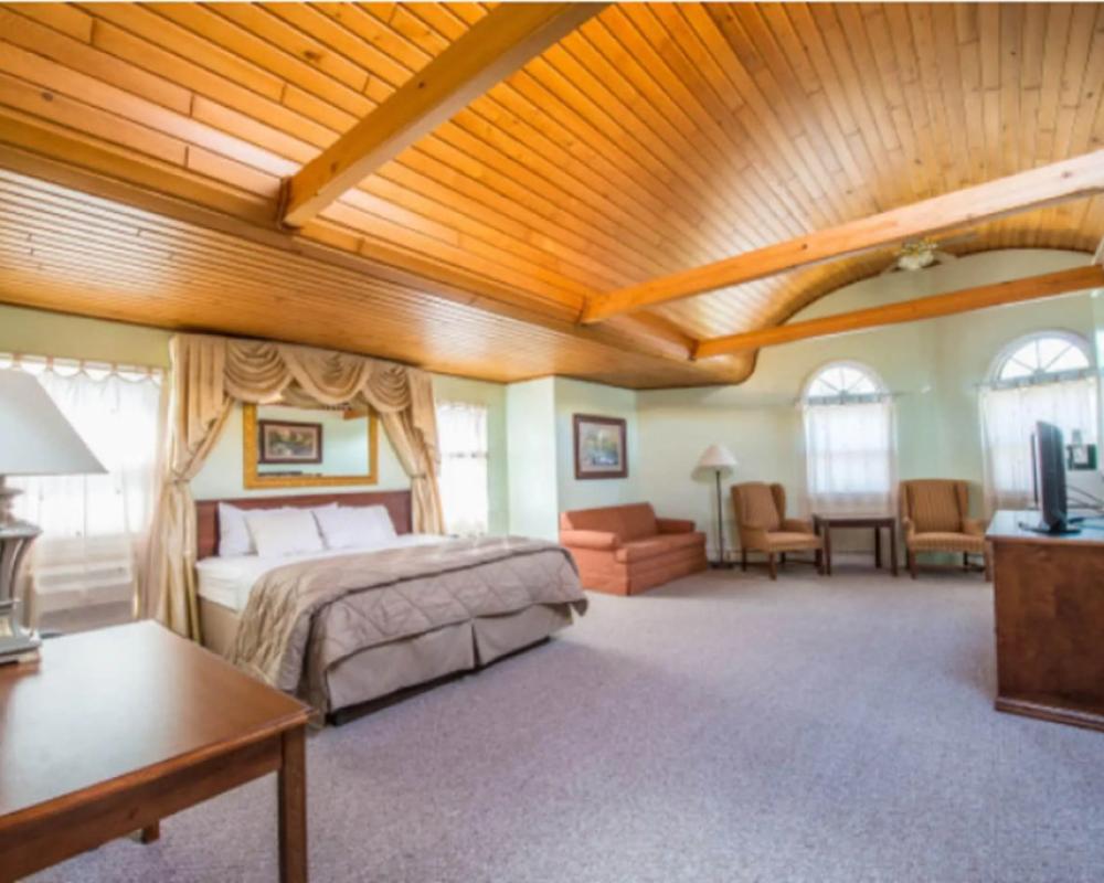 Pictured Rocks Inn & Suites