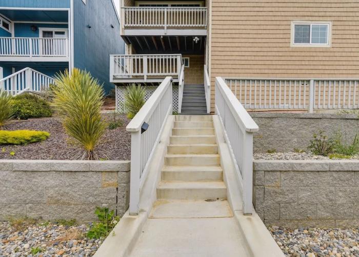 Efficiently Equipped Pacifica Apt - 1 Mi to Beach!